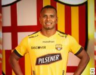 Pedro Pablo Velasco posa con la camiseta de Barcelona SC