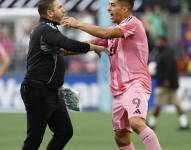 Luis Suárez discute con un miembro del cuerpo técnico del Seattle Sounders, tras perder la final de la Leagues Cup