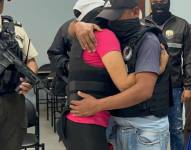 Momento en el que la víctima fue entregada a sus familiares en Esmeraldas.