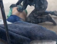 La detención fue registrada en video por una mujer que sería hermana del aprehendido.