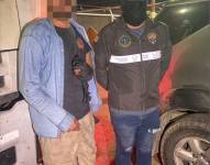 El secuestrado junto a un efectivo de la Unase de la Policía Nacional.