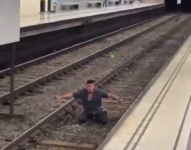 Hombre en las vías del metro de Barcelona.