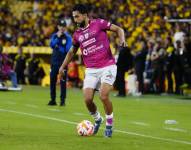 Jeison Medina conduce el balón en el partido ante el Barcelona SC por la fecha cuatro de la LigaPro Ecuabet conectada por Xtrim.