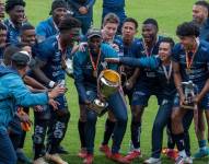 Cuenca Juniors celebrando el título de torneo provincial de Azuay.