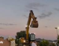 Tendencia conocida como baby reveal utilizando una excavadora