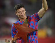 Robert Lewandowski posa con el trofeo al Mejor Jugador del Partido, al término del Trofeo Joan Gamper ante Pumas disputado este domingo en el Camp Nou. EFE/Alejandro García