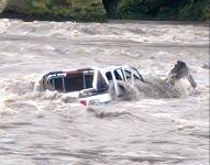 Imagen de la camioneta en el río Kumbatza.