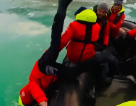 Turista se lanza a las frías aguas del océano Ártico para rescatar su teléfono.
