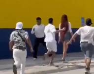Captura de pantalla de un video en el que cuatro hombres agreden a una mujer trans en el norte de Guayaquil.