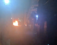 Vista a lo lejos del incendio del vehículo