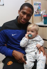 Antonio Valencia y otros jugadores del Manchester United regalaron sonrisas