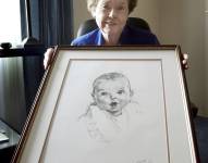 ARCHIVO - Ann Taylor Cook, posa en su casa de Tampa, Florida, la tarde del miércoles 4 de febrero de 2004, con una copia de su foto que se utiliza en todos los productos de comida para bebés de Gerber