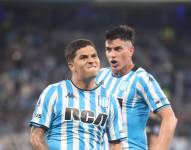 Juan Fernando Quintero (i) de Racing celebra con sus compañeros un gol ante Corinthians este jueves, en un partido de las semifinales de la Copa Sudamericana