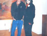 Fotografía dentro de los archivos del caso del pederasta Jeffrey Epstein donde aparece posando junto al cantante Michael Jackson.