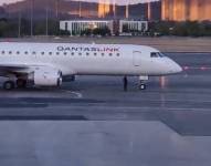 Captura del video en el que una mujer se acerca al avión estacionado.