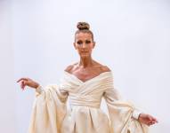 Además de la música, Celine Dion ha destacado por su gusto por la moda. En la imagen, la cantante canadiense posa para los fotógrafos antes de la presentación de la colección otoño/invierno 2019/2020 de alta costura del diseñador francés Alexandre Vauthier, durante la Semana de la moda de París (Francia) de 2019. EFE/Christophe Petit Tesson