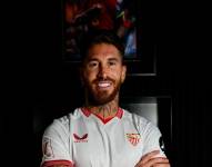 Sergio Ramos posa con la camiseta del Sevilla