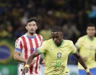 Vinícius (d) de Brasil controla el balón este martes, en un partido por las Eliminatorias Sudamericanas para el Mundial 2026