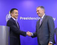 El presidente de Uruguay, Yamandú Orsi (d), estrecha la mano con su homólogo de Ecuador, Daniel Noboa, durante una rueda de prensa el 19 de agosto, en la sede del Poder Ejecutivo en Montevideo (Uruguay).