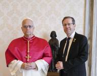 Una foto facilitada por Vatican Media muestra al Papa León XIV recibiendo al presidente israelí Isaac Herzog en la Ciudad del Vaticano, 4 de septiembre de 2025.