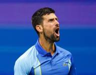 Novak Djokovic celebra un punto durante su partido de tercera ronda del US Open contra su compatriota Laslo Djere.