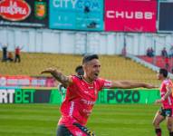 Raúl Becerra, delantero del Deportivo Cuenca, celebra su gol