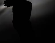 En la imagen se observa la sombra de un hombre sosteniendo un cuchillo.