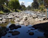 El río Tomebamba mantiene un bajo caudal por la falta de lluvias en Cuenca.