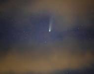 Representación del paso de un cometa cerca de la Tierra.