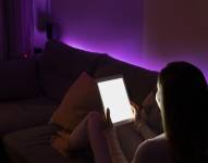 Imagen referencial de una persona mirando la tablet en la noche.