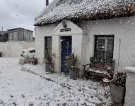 Espuma proveniente del mar cubre las costas de Irlanda