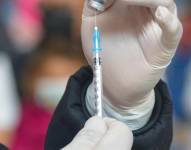 Imagen de una jeringa con la dosis contra el covid-19