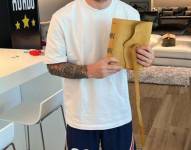 Messi recibió un libro dedicado por sus vecinos antes de su viaje a París