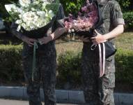 Jimin (d) y Jungkook (i) saludan a sus fans en Yeoncheon, Corea del Sur.