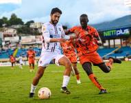 El delantero de Liga de Quito, Jeison Medina, disputa el balón contra Orlin Quiñónez, defensa de Libertad por la fecha nueve del primer hexagonal de la LigaPro