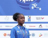 La ecuatoriana Kiara Rodríguez, con su medalla de oro tras consagrarse campeona en salto largo en el Mundial de paratletismo