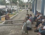 Imagen de personas esperando en los exteriores de la Escuela de Marinos Mercantes, en el norte de Guayaquil.