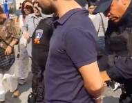 Hombre detenido por grabar bajo la falda de una mujer.