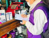 Durante la inspección, los técnicos también hallaron más de 100 productos cosméticos caducados.