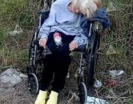 Una anciana en silla de ruedas en la vía hacia playa Bagdad.