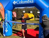 Patricio Factos cruza la meta en una de las competencias en las que participó.
