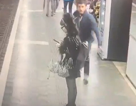 Captura dde la grabación de la cámara de seguridad en la que un hombre agrede a una mujer en el Metro de Barcelona, España.