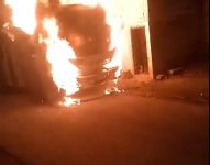 Imagen de un bus incendiándose en el norte de Guayaquil por extorsiones.