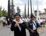 Fotografía de archivo fechada el 6 de abril de 2012, que muestra a dos pingulleros durante una procesión de Semana Santa, en La Merced, parroquia a 60 kilómetros al suroriente de Quito