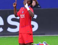 El defensa del PSG, Willian Pacho, celebra su gol contra el Bayer Leverkusen por la fecha tres de la Champions League