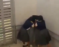 Captura del video de las estudiantes agrediendo a su profesora.