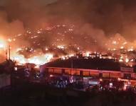 Perú: un enorme incendio arrasa con decenas de casas en San Juan de Miraflores, Lima