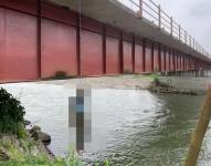 Moradores hallaron el cadáver de un hombre colgado de un puente en Valencia, Los Ríos