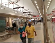 Las personas corrieron por los pasillos del centro comercial.