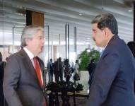 Guillermo Lasso y Nicolás Maduro en la Cumbre de los Países de América del Sur.